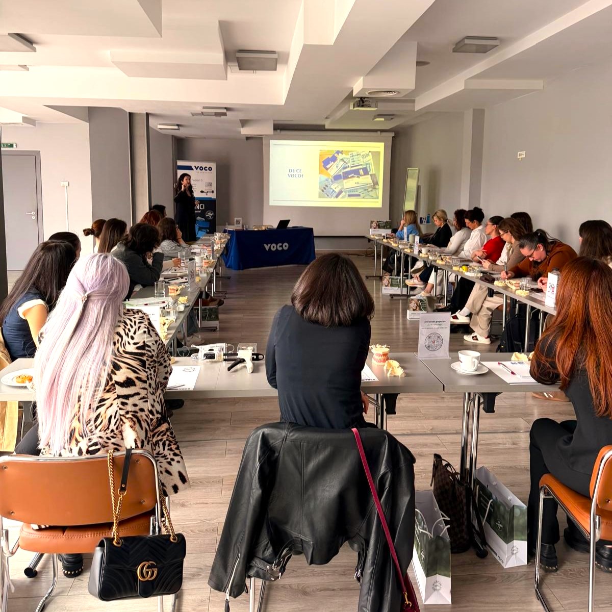 Participanți la un curs Nastimed, în timpul prezentării din sala de curs